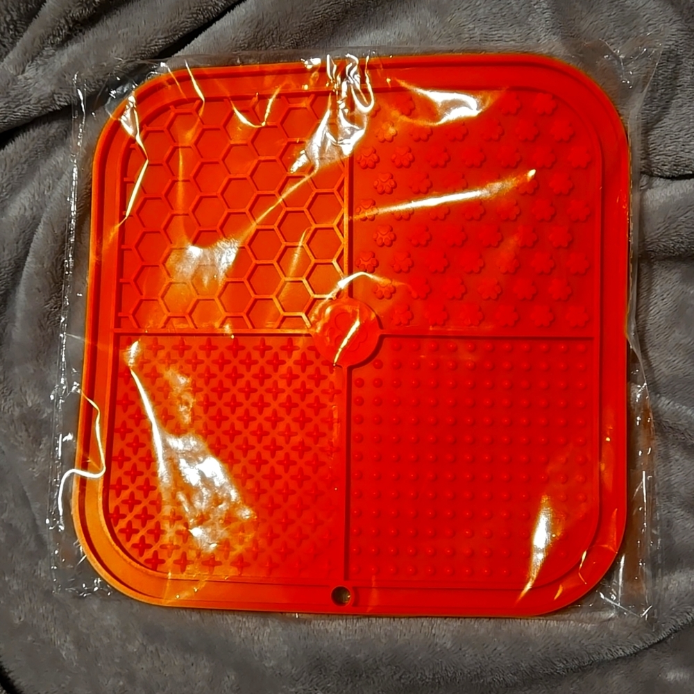 🐶NEW IN PACKAGE- DOG LICK PAD, EXCELLENT TO KEEP THEM BUSY & STIMULATED🐶